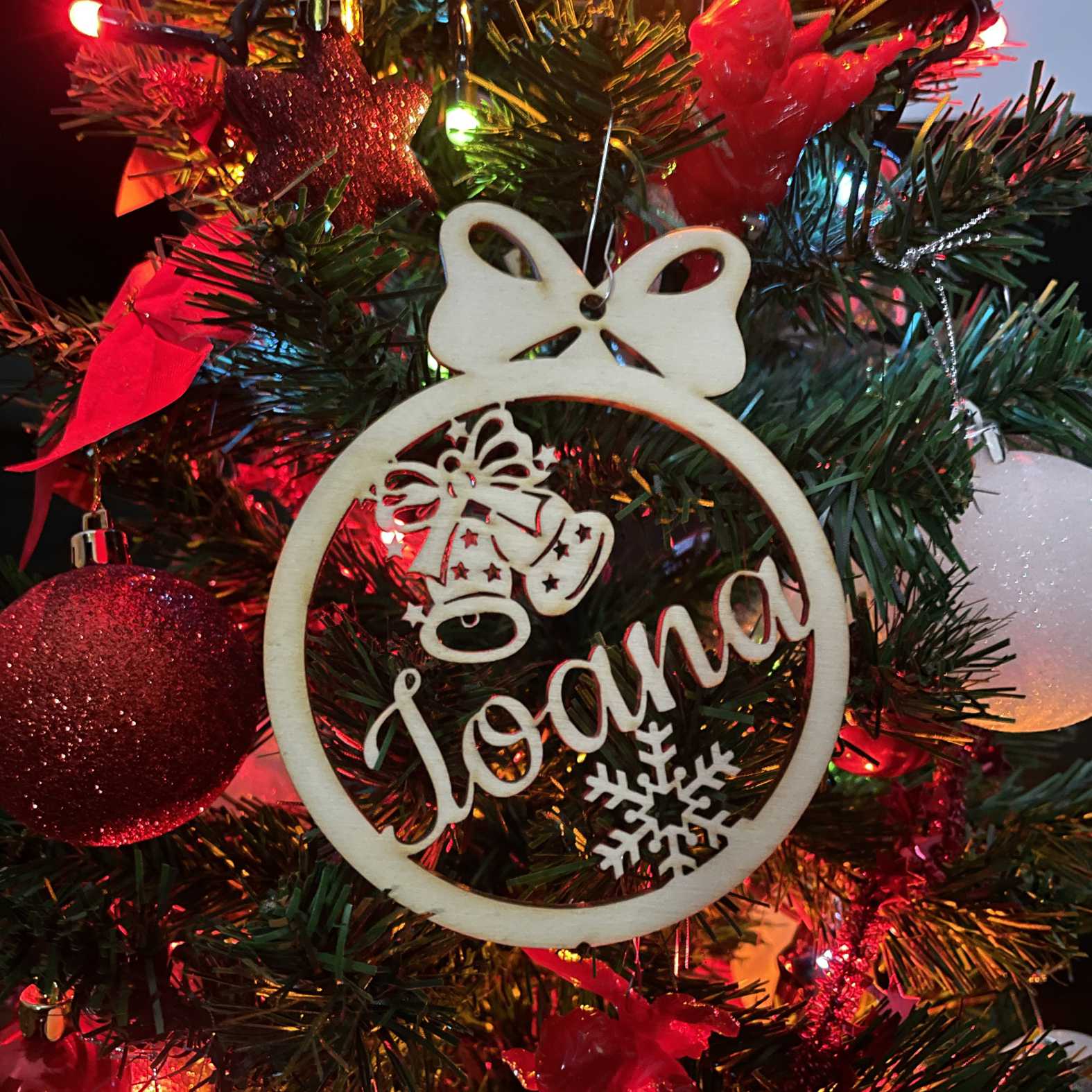 FOTOFOL Personalisierte Weihnachtskugeln aus Holz | Christbaumkugeln mit Namen | Schmücken Sie Ihren Baum mit bezaubernden Weihnachtskugeln aus Holz | Gestalte deine personalisierten Weihnachtskugeln ganz einfach selbst und schaffe so eine bleibende Erinnerung