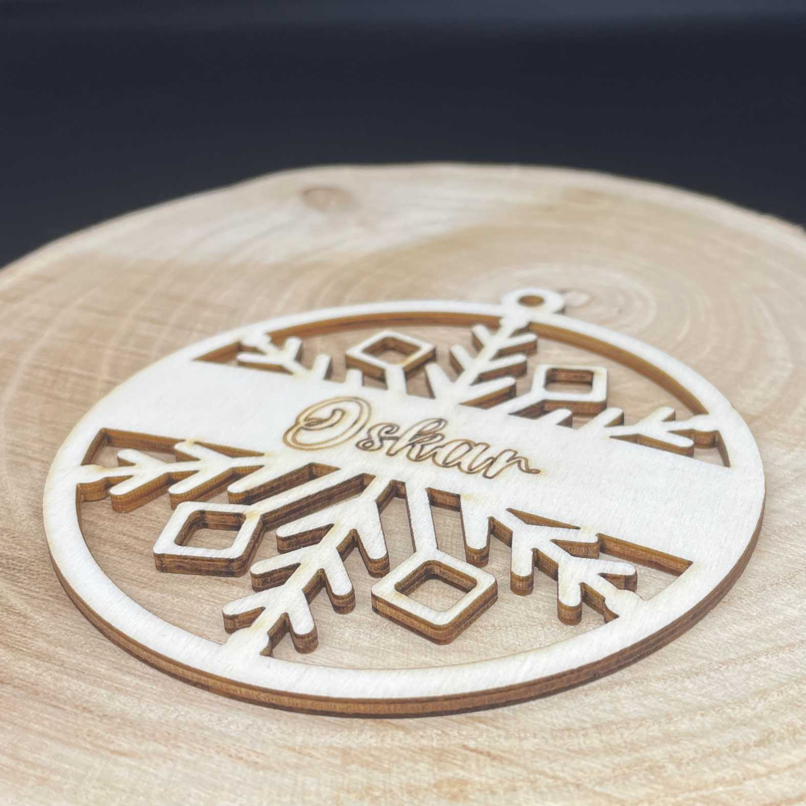 Weihnachtsbaumkugel aus natürlichem Birkensperrholz mit Namen - Skandinavisch - FOTOFOL