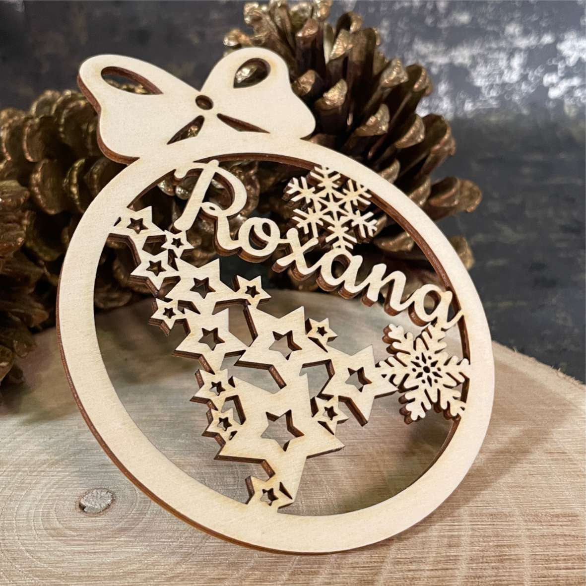 FOTOFOL Personalisierte Weihnachtskugeln aus Holz | Christbaumkugeln mit Namen | Schmücken Sie Ihren Baum mit bezaubernden Weihnachtskugeln aus Holz | Gestalte deine personalisierten Weihnachtskugeln ganz einfach selbst und schaffe so eine bleibende Erinnerung