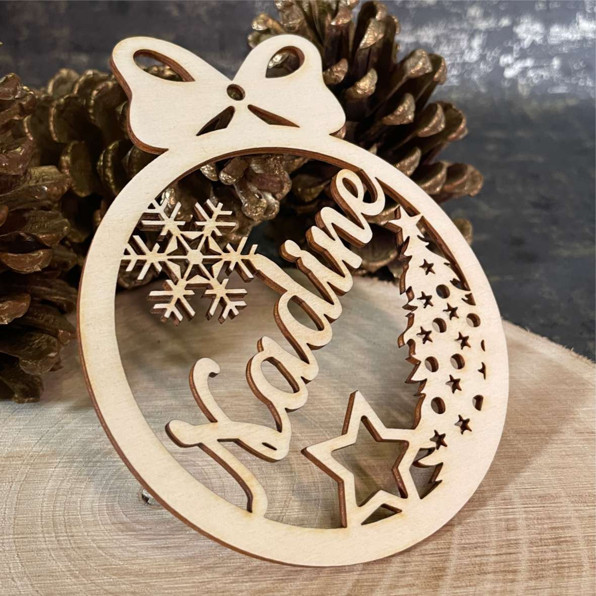 FOTOFOL Personalisierte Weihnachtskugeln aus Holz | Christbaumkugeln mit Namen | Schmücken Sie Ihren Baum mit bezaubernden Weihnachtskugeln aus Holz | Gestalte deine personalisierten Weihnachtskugeln ganz einfach selbst und schaffe so eine bleibende Erinnerung