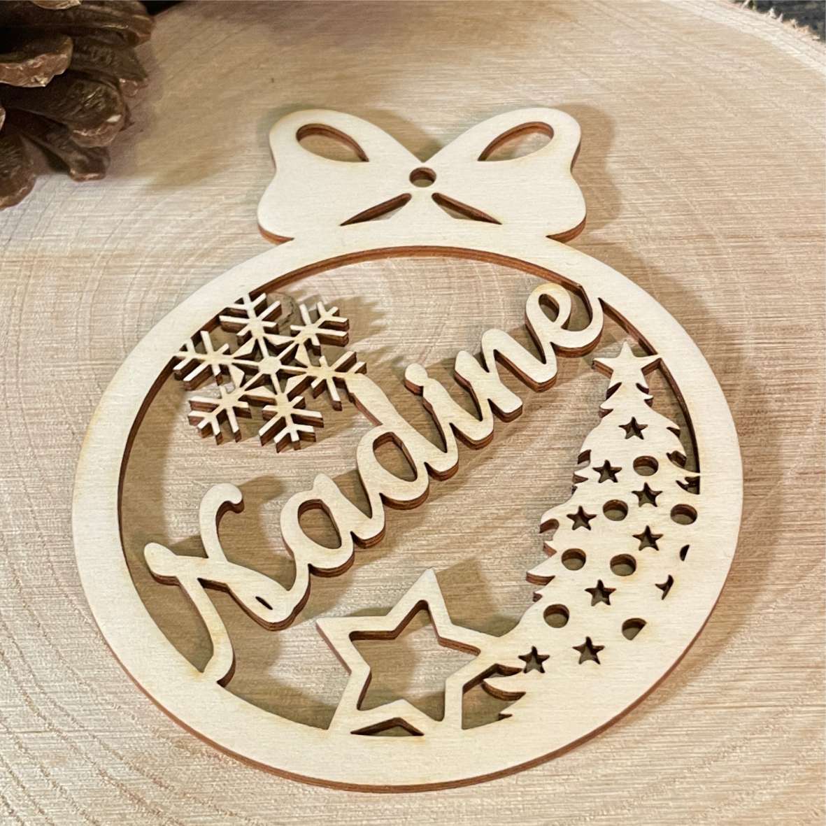 FOTOFOL Personalisierte Weihnachtskugeln aus Holz | Christbaumkugeln mit Namen | Schmücken Sie Ihren Baum mit bezaubernden Weihnachtskugeln aus Holz | Gestalte deine personalisierten Weihnachtskugeln ganz einfach selbst und schaffe so eine bleibende Erinnerung
