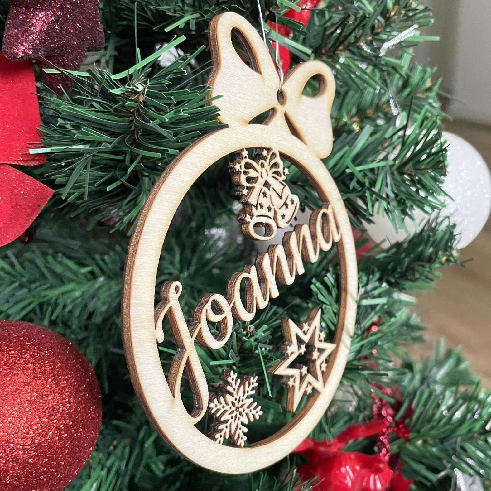 FOTOFOL Personalisierte Weihnachtskugeln aus Holz | Christbaumkugeln mit Namen | Schmücken Sie Ihren Baum mit bezaubernden Weihnachtskugeln aus Holz | Gestalte deine personalisierten Weihnachtskugeln ganz einfach selbst und schaffe so eine bleibende Erinnerung