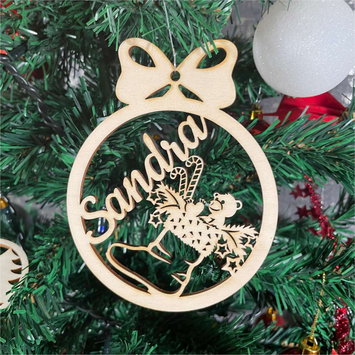 FOTOFOL Personalisierte Weihnachtskugeln aus Holz | Christbaumkugeln mit Namen | Schmücken Sie Ihren Baum mit bezaubernden Weihnachtskugeln aus Holz | Gestalte deine personalisierten Weihnachtskugeln ganz einfach selbst und schaffe so eine bleibende Erinnerung