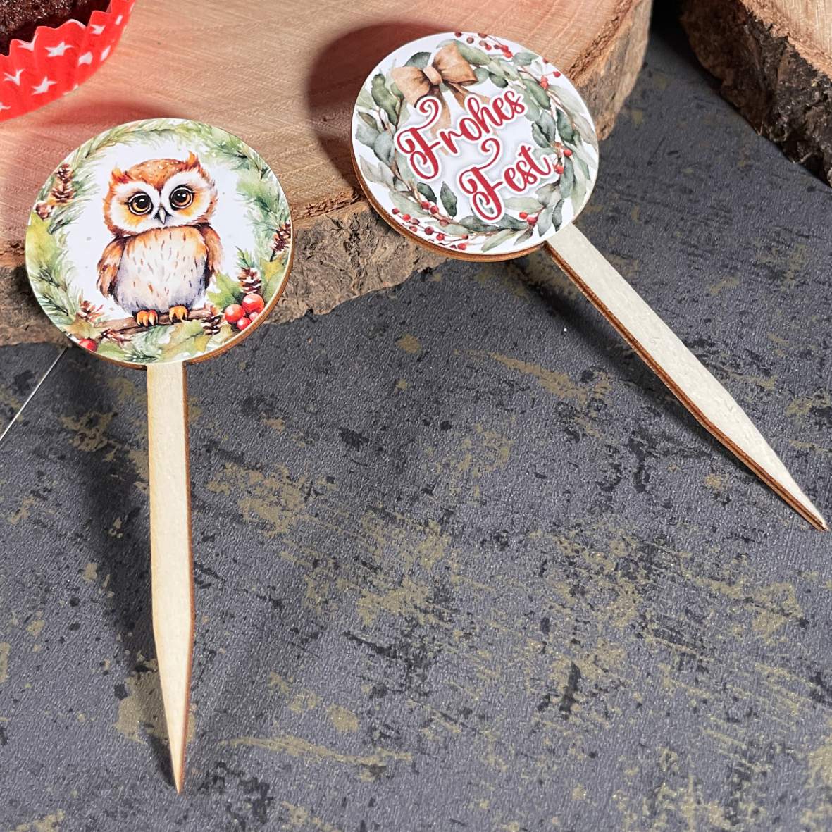 FOTOFOL - 12er Set Holz-Cupcake-Stecker mit 28 Aufklebern für festliche Muffins und Donuts.