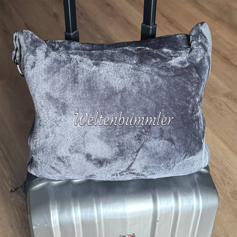 2-in-1 Reisekissen und Reisedecke, personalisierbar mit Namen