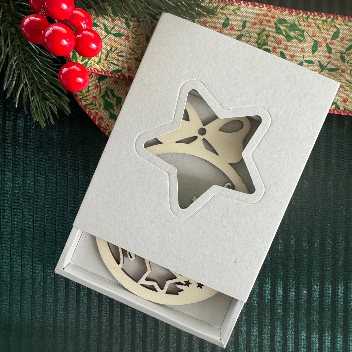Weihnachtsbaumkugel aus natürlichem Birkensperrholz mit Wunschnamen