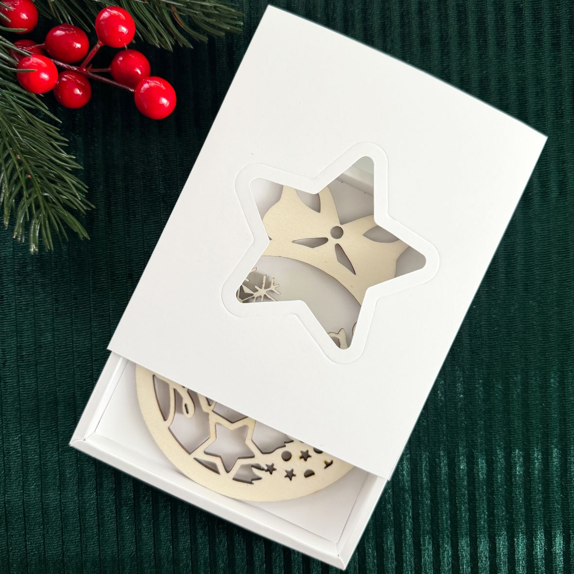 Weihnachtsbaumkugel aus natürlichem Birkensperrholz mit Wunschnamen
