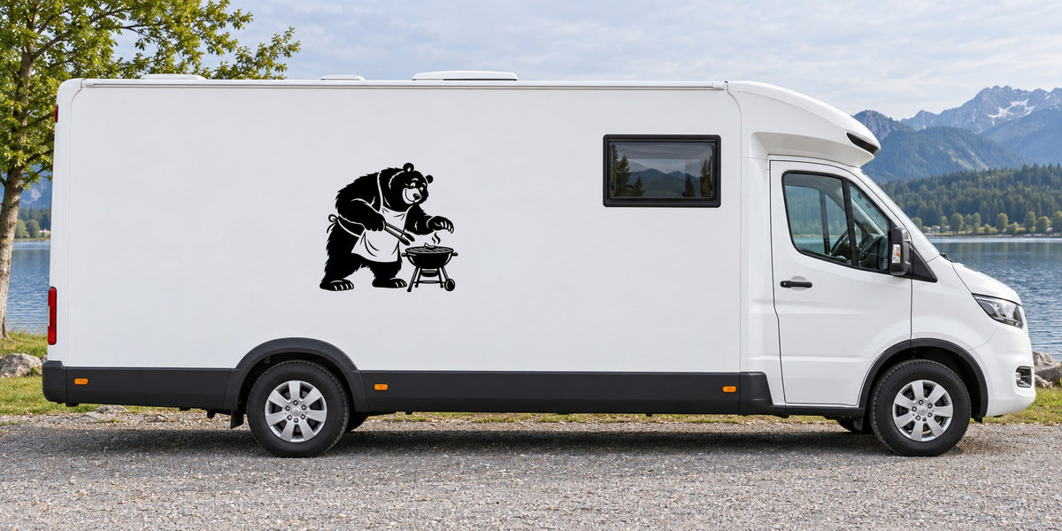 Bär bewacht den Grill – Beispiel am Wohnmobil