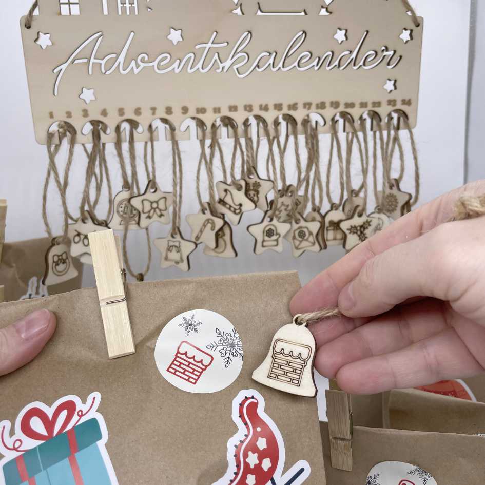 Adventskalender aus Birkensperrholz mit Symbole statt Ziffern - selbst basteln - FOTOFOL