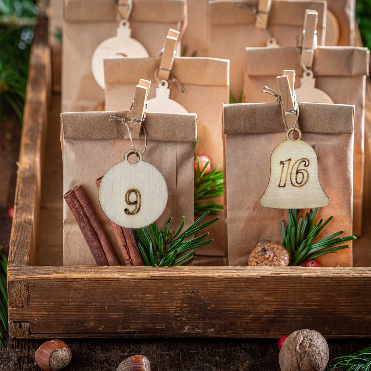 24 Adventskalender Zahlen aus natürlichem Birkensperrholz - Weihnachtskalender Anhänger Nummern zum Basteln - FOTOFOL